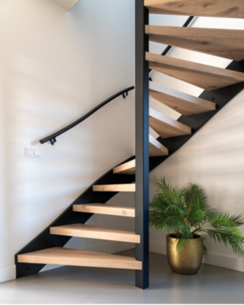 独特一体折弯式无缝楼梯踏板技术